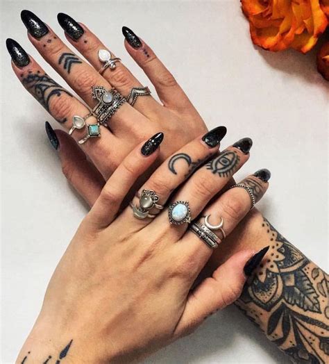 dita tatuate|mini tatoggi mani dita.